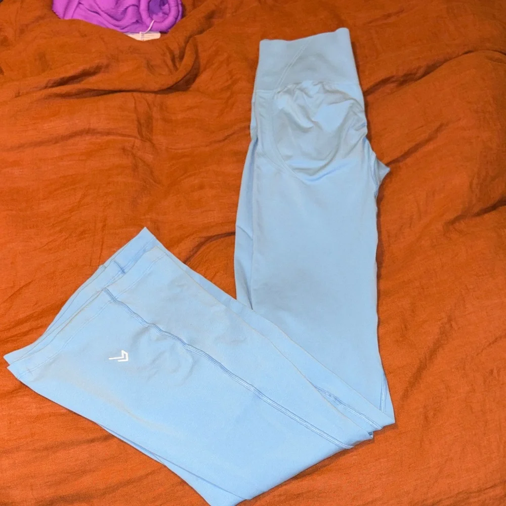 EFFORTLESSLIFT™ SEAMLESS FLARED BOTTOMS WITH WHITE LOGO - Picture 3 of 8